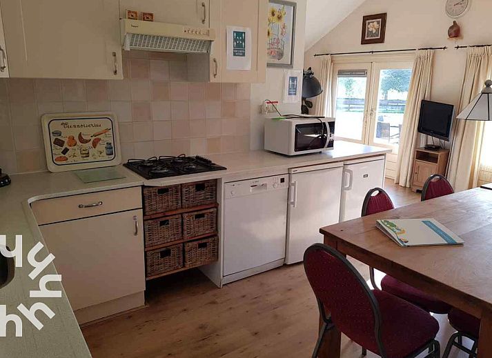 Ruhiger Garten des Ferienhauses DG126 in Vorden, Achterhoek, Gelderland mit Terrasse und Baeumen.