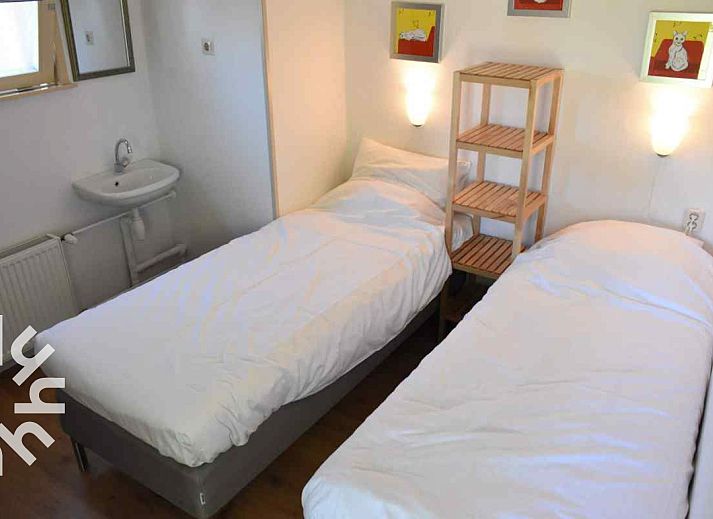 Komfortables Schlafzimmer im Ferienhaus DG126 in Vorden, Achterhoek, Gelderland mit zwei Betten.