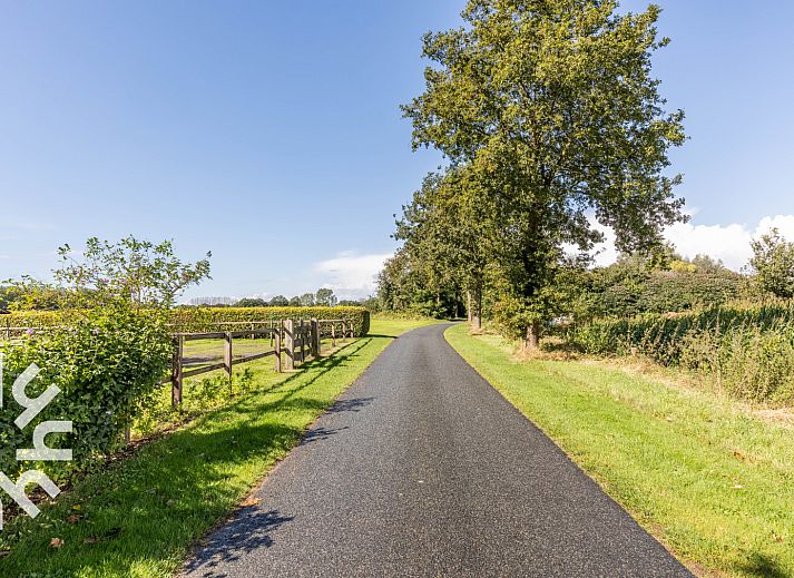 Modern bathroom in vacation home DG496 in Vorden, Achterhoek, with white tiles.