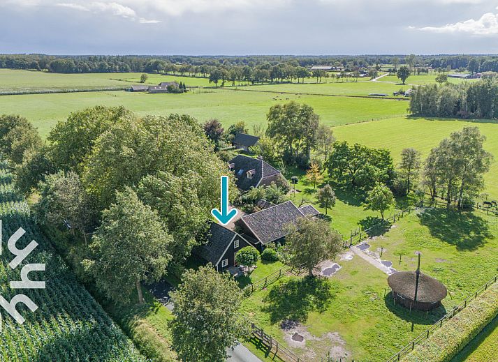 Modern bathroom in vacation home DG496 in Vorden, Achterhoek, with white tiles.