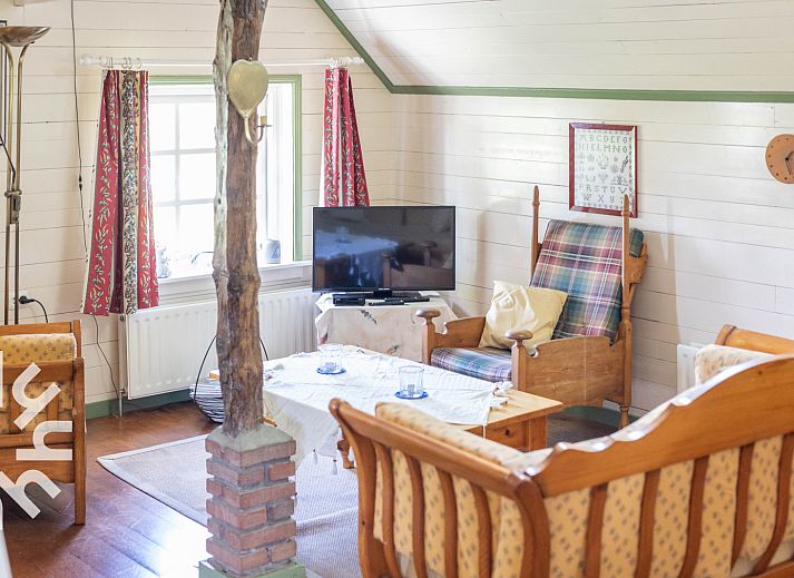 Charming front of vacation home DG496 in Vorden, Achterhoek, with red door.