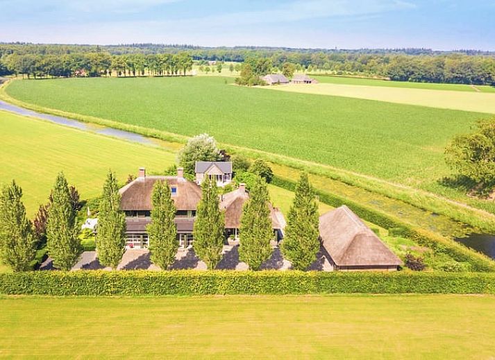 Rustikales Ferienhaus in Doetinchem, umgeben von gruenen Feldern und Natur in der Region Achterhoek, Gelderland.