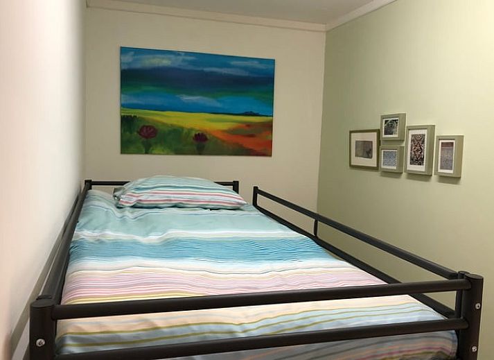 Ferienhaus in Doetinchem mit Reetdach, umgeben von einem gruenen Garten in der Region Achterhoek, Gelderland, ideal fuer einen entspannten Aufenthalt.