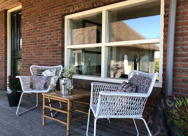 Gemuetliches Esszimmer im Ferienhaus in Doetinchem, Achterhoek, mit Blick auf die gruene Umgebung von Gelderland.