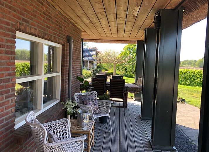 Gemuetliches Esszimmer im Ferienhaus in Doetinchem, Achterhoek, mit Blick auf die gruene Umgebung von Gelderland.