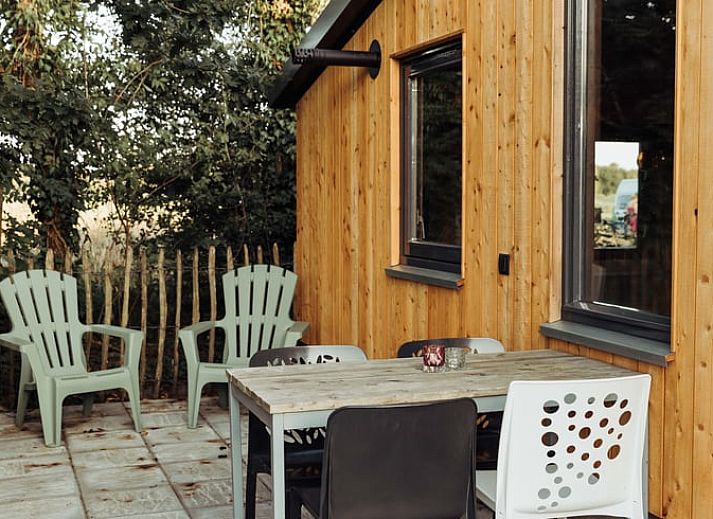 Geniet van de rust bij Huisje in Doetinchem, een vakantiehuis in de Achterhoek met een uitnodigend terras en groene omgeving.