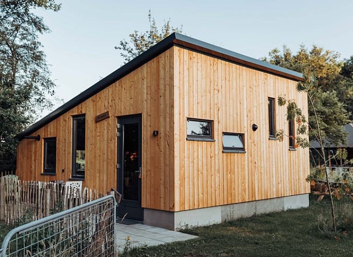 Gezellige woonkamer van Huisje in Doetinchem, vakantiehuis in Achterhoek, Gelderland, met moderne inrichting en uitzicht op de natuur.