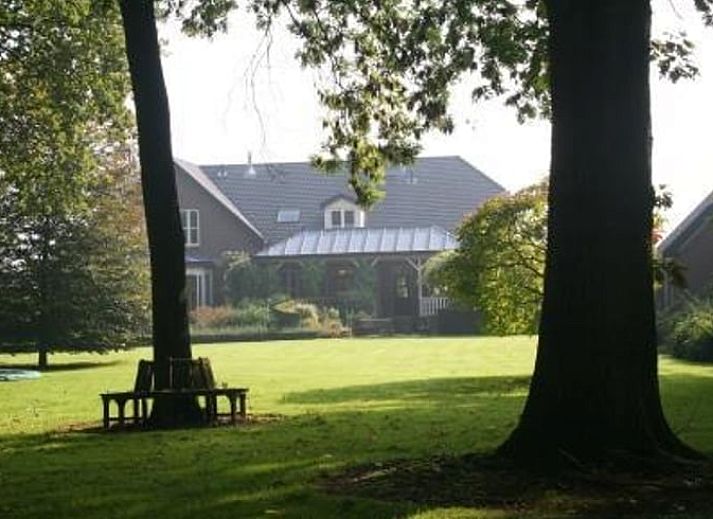 Vakantiehuis in Twello, gelegen in de groene Achterhoek van Gelderland, biedt een serene tuin met uitzicht op het landelijke landschap.
