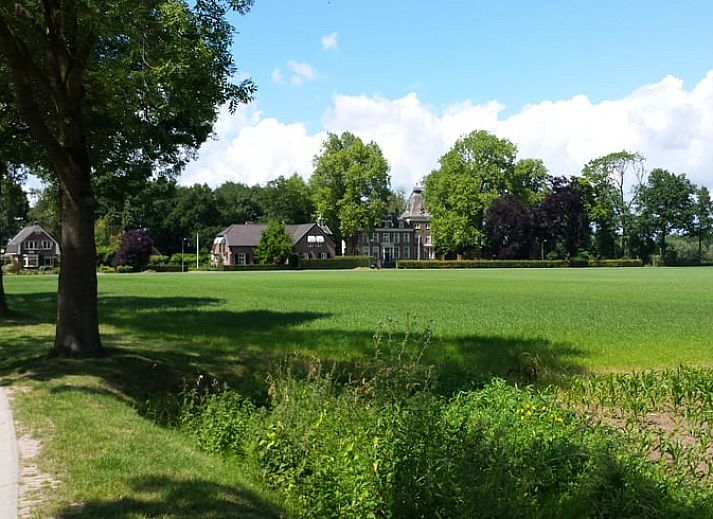Vakantiehuis in Twello, gelegen in de groene Achterhoek van Gelderland, biedt een serene tuin met uitzicht op het landelijke landschap.
