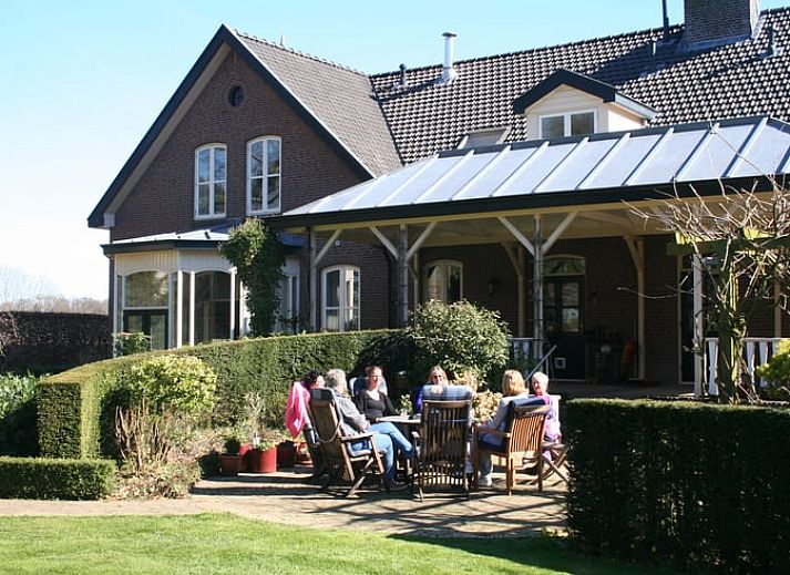Vakantiehuis in Twello, gelegen in de groene Achterhoek van Gelderland, biedt een serene tuin met uitzicht op het landelijke landschap.