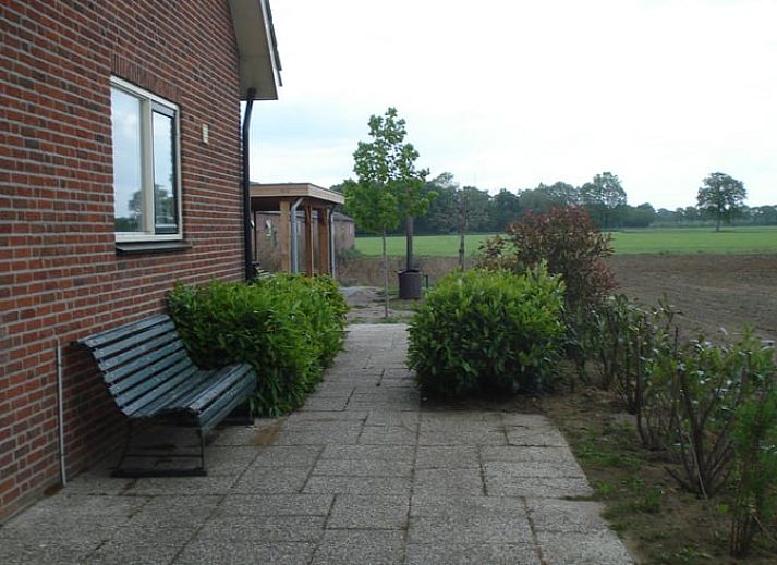 Cottage in Beltrum, Ferienhaus in Achterhoek, Gelderland mit charmanter Backsteinfassade und gruenem Garten.