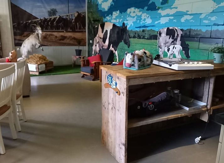 Eetgedeelte van Vakantiehuis in Beltrum met houten tafel en kleurrijke decoratie, Achterhoek, Gelderland.