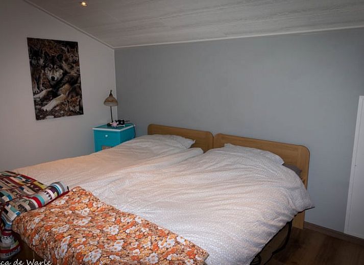 Eetgedeelte van Vakantiehuis in Beltrum met houten tafel en kleurrijke decoratie, Achterhoek, Gelderland.