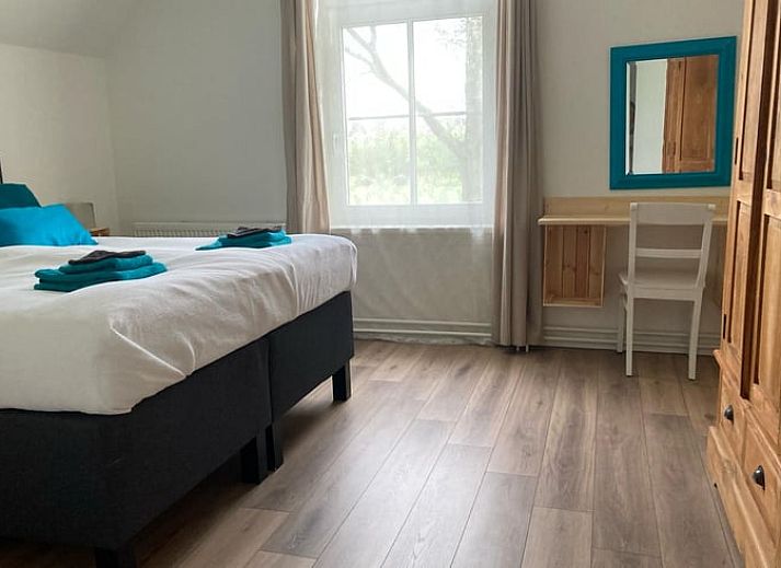 Seitenansicht des Ferienhauses in Beltrum, Achterhoek, Gelderland mit schoen angelegtem Garten und Steinterrasse.