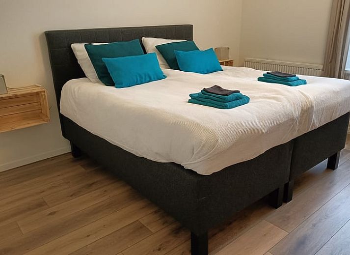 Seitenansicht des Ferienhauses in Beltrum, Achterhoek, Gelderland mit schoen angelegtem Garten und Steinterrasse.