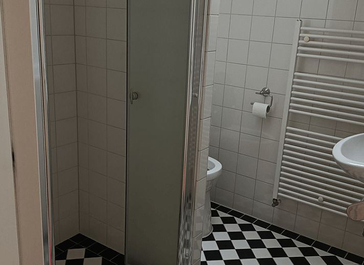 Seitenansicht des Ferienhauses in Beltrum, Achterhoek, Gelderland mit schoen angelegtem Garten und Steinterrasse.