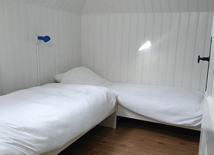 Seitenansicht des Ferienhauses in Beltrum, Achterhoek, Gelderland mit schoen angelegtem Garten und Steinterrasse.