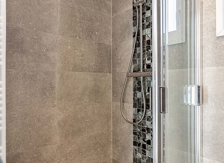 Lindenhoeve 2.0 vacation home in Lichtenvoorde with modern facade and windows, located in Achterhoek, Gelderland.