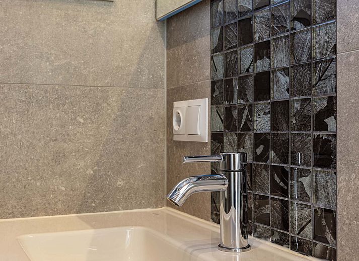 Lindenhoeve 2.0 vacation home in Lichtenvoorde with modern facade and windows, located in Achterhoek, Gelderland.