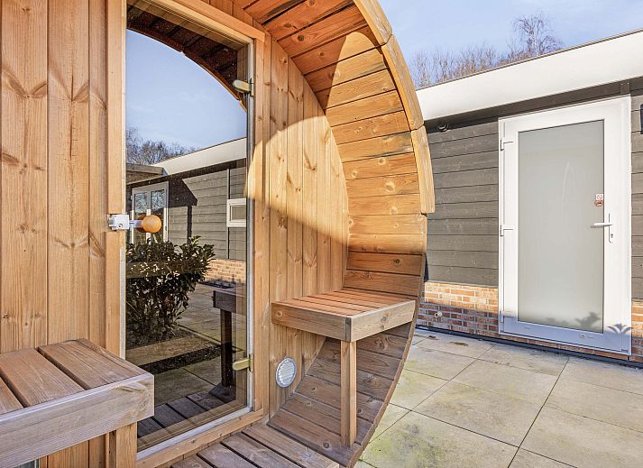 Stylish bathroom in Lindenhoeve 2.0 vacation home, Lichtenvoorde, with modern sink and shower in the Achterhoek.
