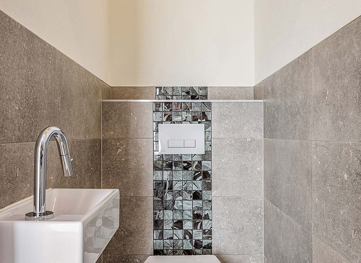 Stylish bathroom in Lindenhoeve 2.0 vacation home, Lichtenvoorde, with modern sink and shower in the Achterhoek.