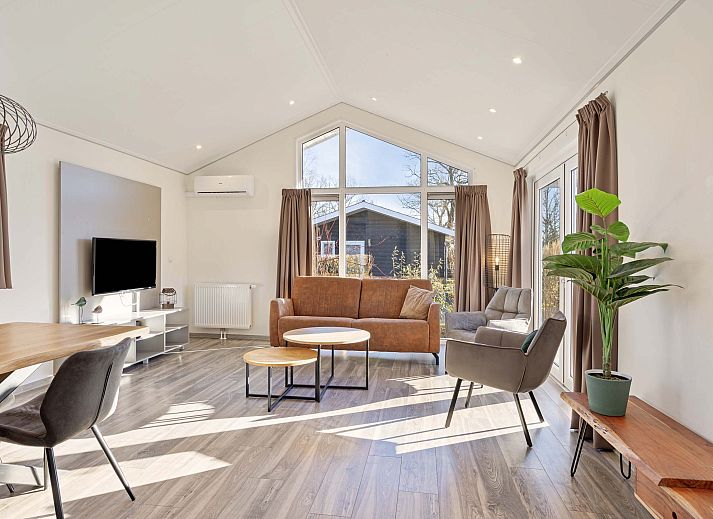 Stylish bathroom in Lindenhoeve 2.0 vacation home, Lichtenvoorde, with modern sink and shower in the Achterhoek.