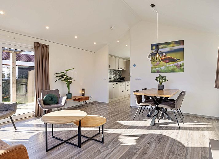 Stylish bathroom in Lindenhoeve 2.0 vacation home, Lichtenvoorde, with modern sink and shower in the Achterhoek.