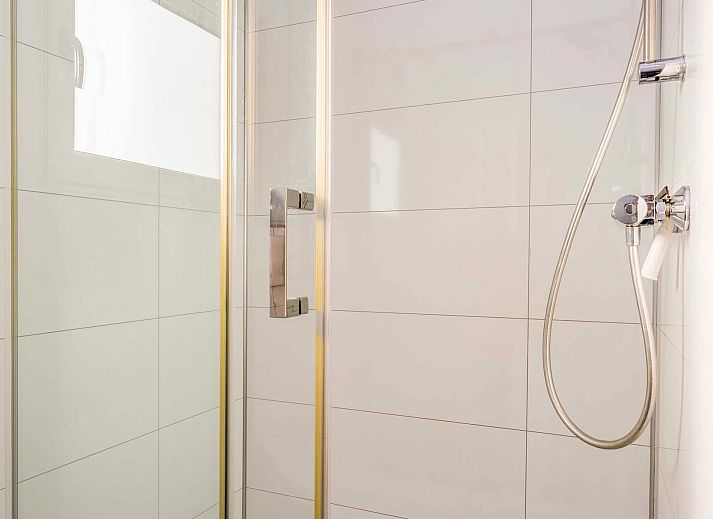 Buitenkant van vakantiehuis Module Z in Lichtenvoorde, omringd door herfstkleuren.