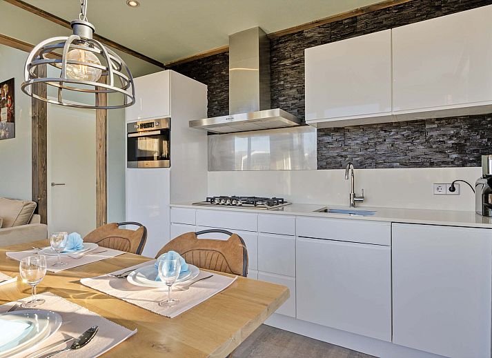 Buitenkant van vakantiehuis Module Z in Lichtenvoorde, omringd door herfstkleuren.