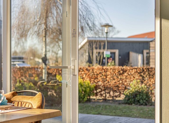 Moderne keuken in Module Z, Lichtenvoorde, met eethoek en grote ramen.