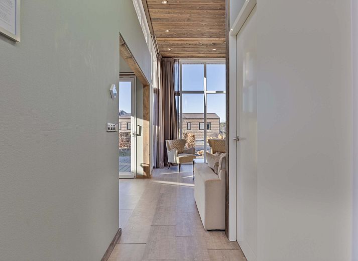 Moderne keuken in Module Z, Lichtenvoorde, met eethoek en grote ramen.