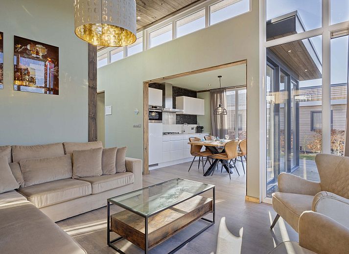 Moderne keuken in Module Z, Lichtenvoorde, met eethoek en grote ramen.