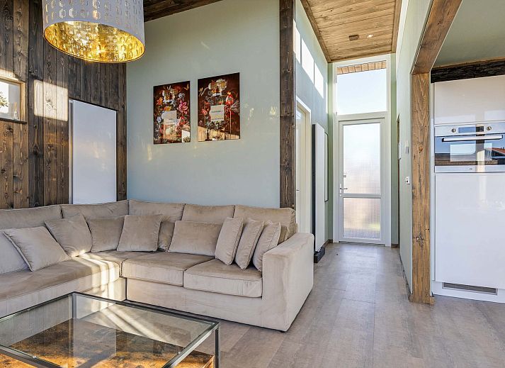 Stijlvolle badkamer in Module Z, Lichtenvoorde, met witte tegels en moderne voorzieningen.