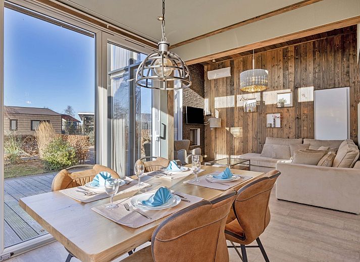 Stijlvolle badkamer in Module Z, Lichtenvoorde, met witte tegels en moderne voorzieningen.