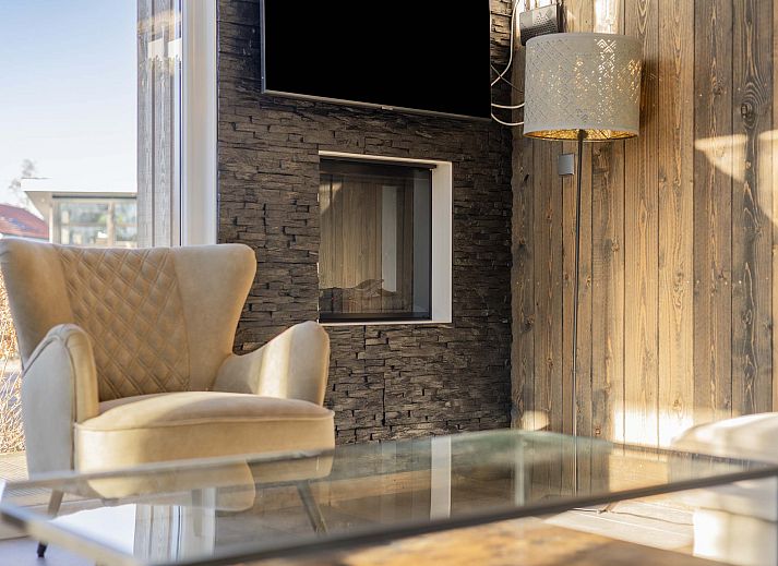 Stijlvolle badkamer in Module Z, Lichtenvoorde, met witte tegels en moderne voorzieningen.