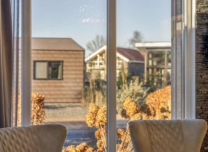 Stijlvolle badkamer in Module Z, Lichtenvoorde, met witte tegels en moderne voorzieningen.