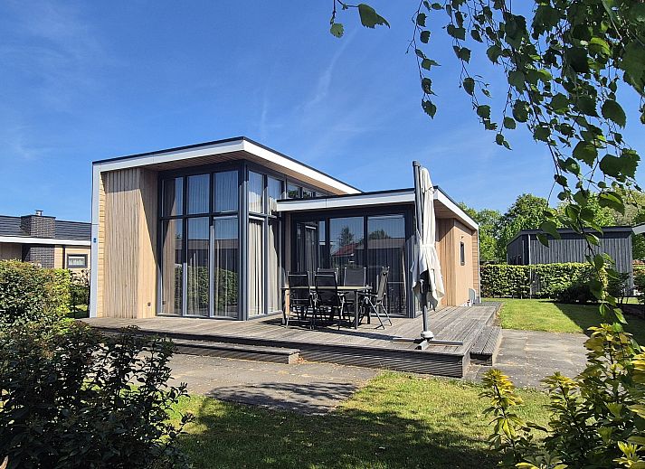 Stijlvolle badkamer in Module Z, Lichtenvoorde, met witte tegels en moderne voorzieningen.