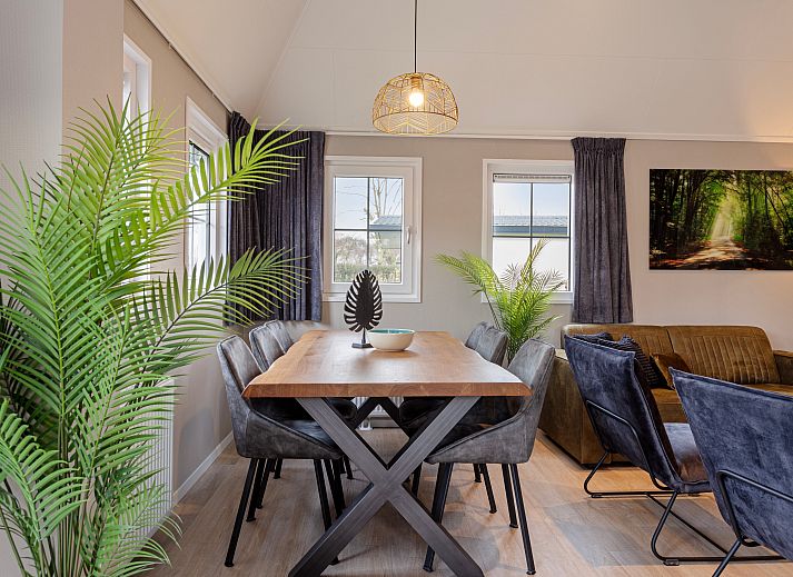 Module Notario Deluxe vakantiehuis in Lichtenvoorde, Achterhoek, met charmante houten gevel en groene tuin.