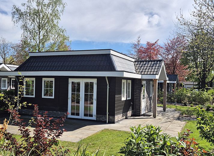 Eetgedeelte van Module Notario Deluxe in Lichtenvoorde, Achterhoek, vakantiehuis met moderne eettafel en veel natuurlijk licht.