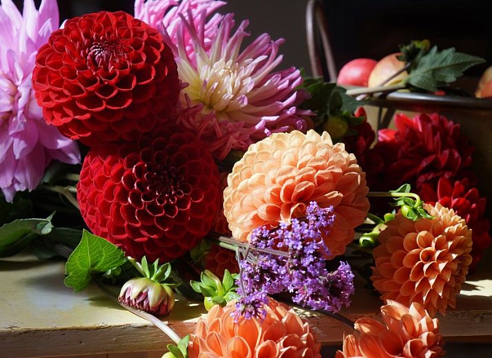 Binnenruimte van Vakantiehuis Het Hof in Lichtenvoorde met stijlvolle wenteltrap en eethoek.