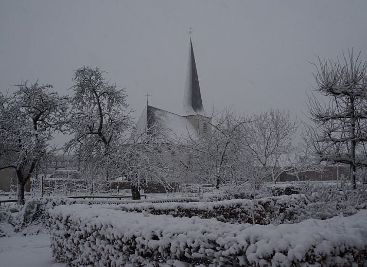Binnenruimte van Vakantiehuis Het Hof in Lichtenvoorde met stijlvolle wenteltrap en eethoek.