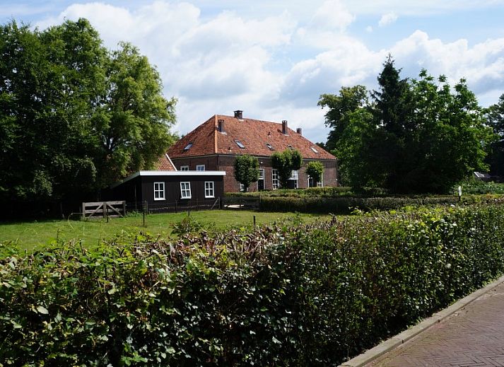 Binnenruimte van Vakantiehuis Het Hof in Lichtenvoorde met stijlvolle wenteltrap en eethoek.