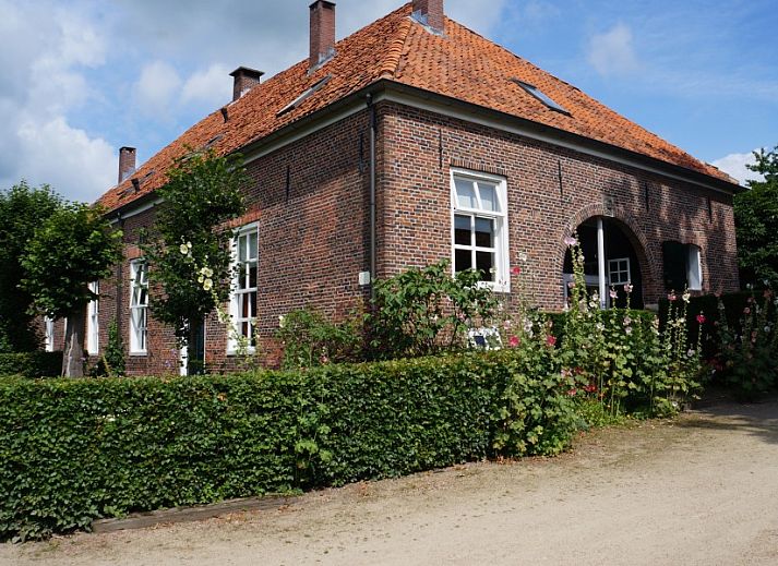 Binnenruimte van Vakantiehuis Het Hof in Lichtenvoorde met stijlvolle wenteltrap en eethoek.