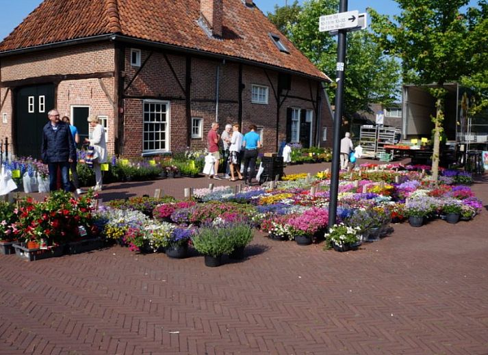 Moderne keuken in Vakantiehuis Het Hof, Lichtenvoorde, met houten balken en strakke afwerking.