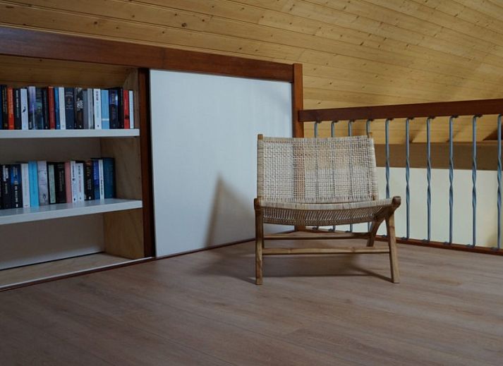 Moderne keuken in Vakantiehuis Het Hof, Lichtenvoorde, met houten balken en strakke afwerking.