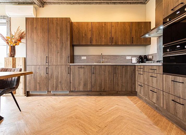 Villa 12 personen Wellness in Lichtenvoorde biedt een knusse slaapkamer met uitzicht op de natuur.