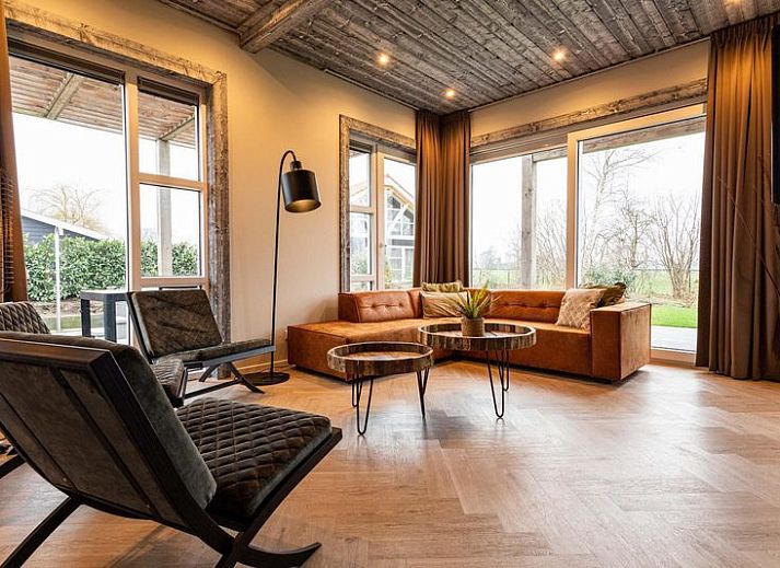 Villa 12 personen Wellness in Lichtenvoorde biedt een knusse slaapkamer met uitzicht op de natuur.