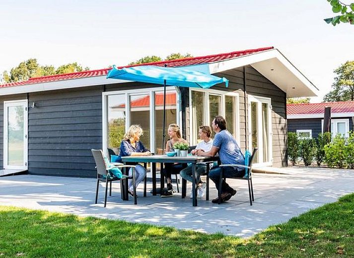 Geniet van de ruime veranda bij Wilgenhoeve 5 personen MIVA in Lichtenvoorde, Achterhoek. Perfect vakantiehuis in Gelderland.