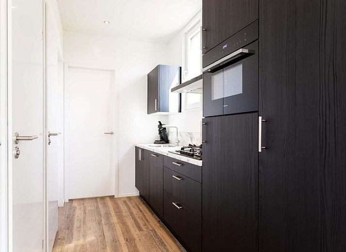 Cozy bedroom in Module Special 6 persons Wellness, Lichtenvoorde, with comfortable beds and warm tones.