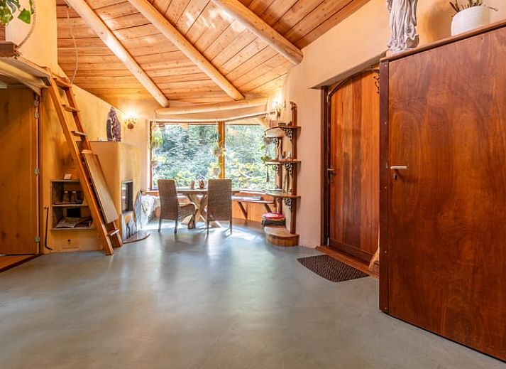 Rustieke vakantiewoning in Neede, Achterhoek, omgeven door dichte bossen in Gelderland.